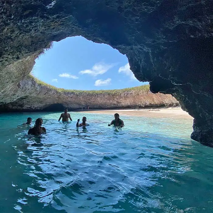 Equipo de biólogos marinos guiando tour